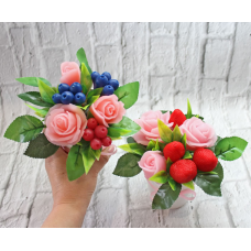 Букет из мыла "Розы с ягодами". Мыло ручной работы в Тюмени – купить или заказать на MixSoap.ru Мыльные букеты - универсальный букет подойдет на день рождения, юбилей или любую памятную дату.    Цена 450 ₽  